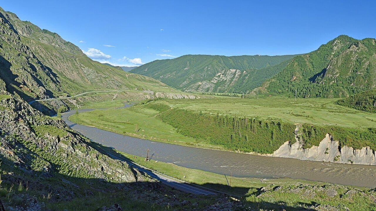 Долина реки Чуя в Горном Алтае летом — серые воды и зелёные склоны