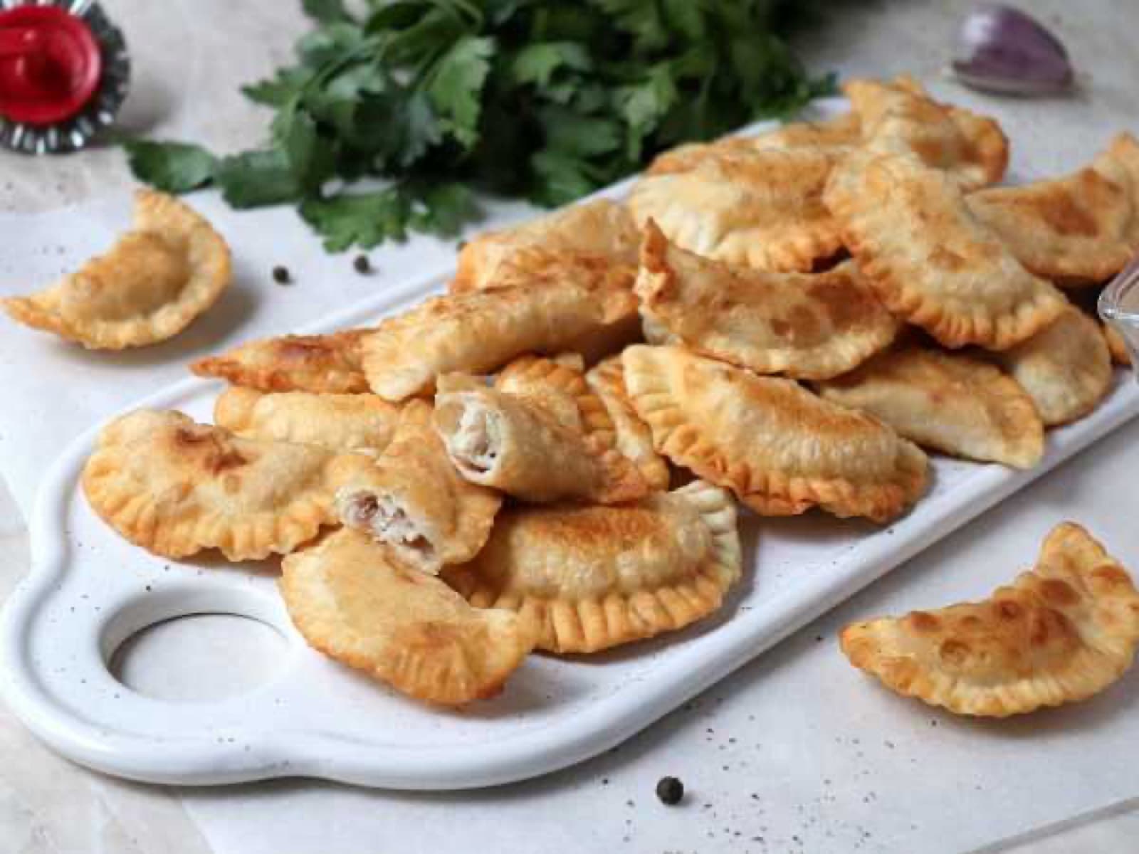 Жареные позы (алтайские пельмени) горкой на тарелке