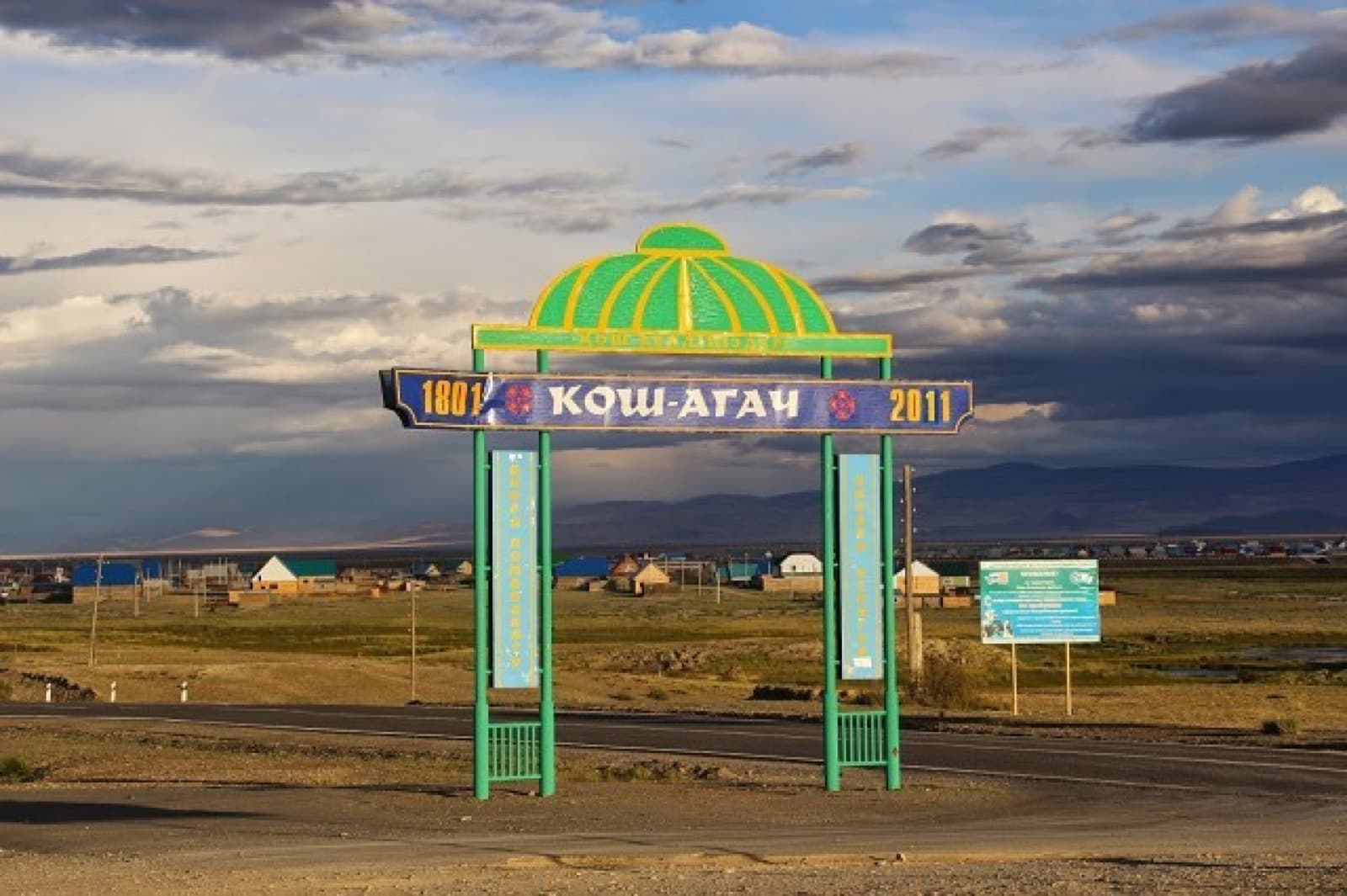 Крупный наклонный каменный мегалит среди степи Чуйской долины