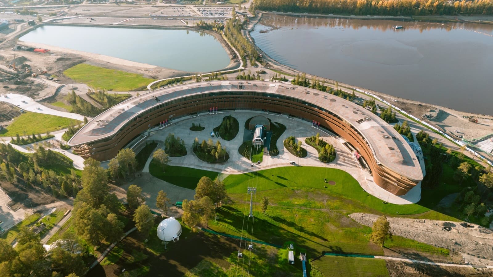 Село Манжерок с высоты на фоне гор Алтая