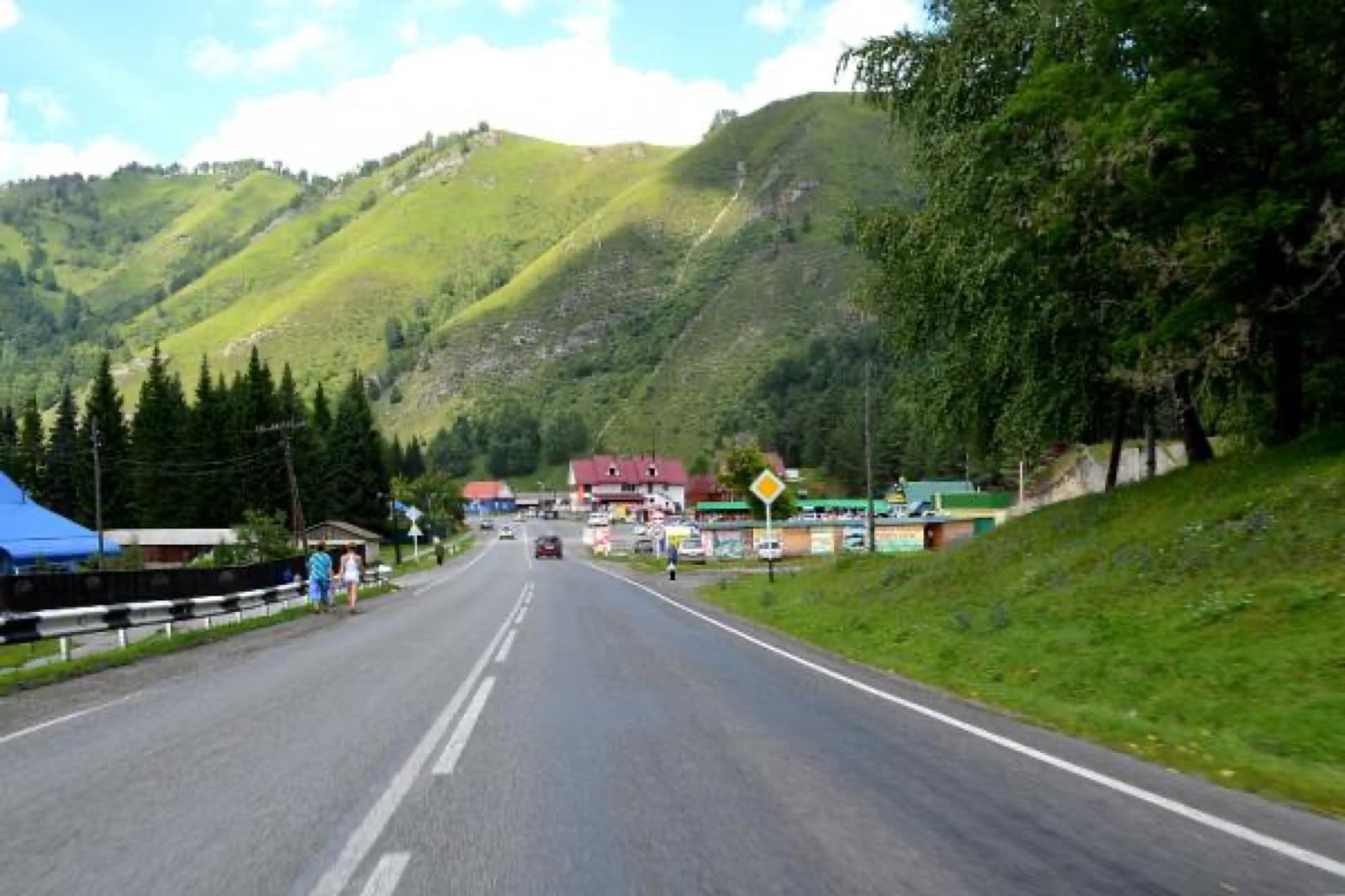 Семья с детьми на отдыхе у озера Манжерок