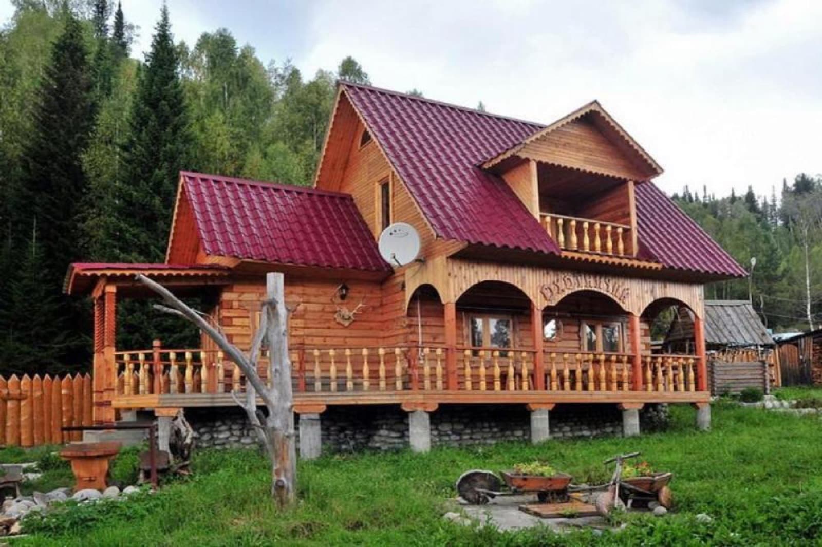 Отвесная скала с памятной табличкой на берегу реки