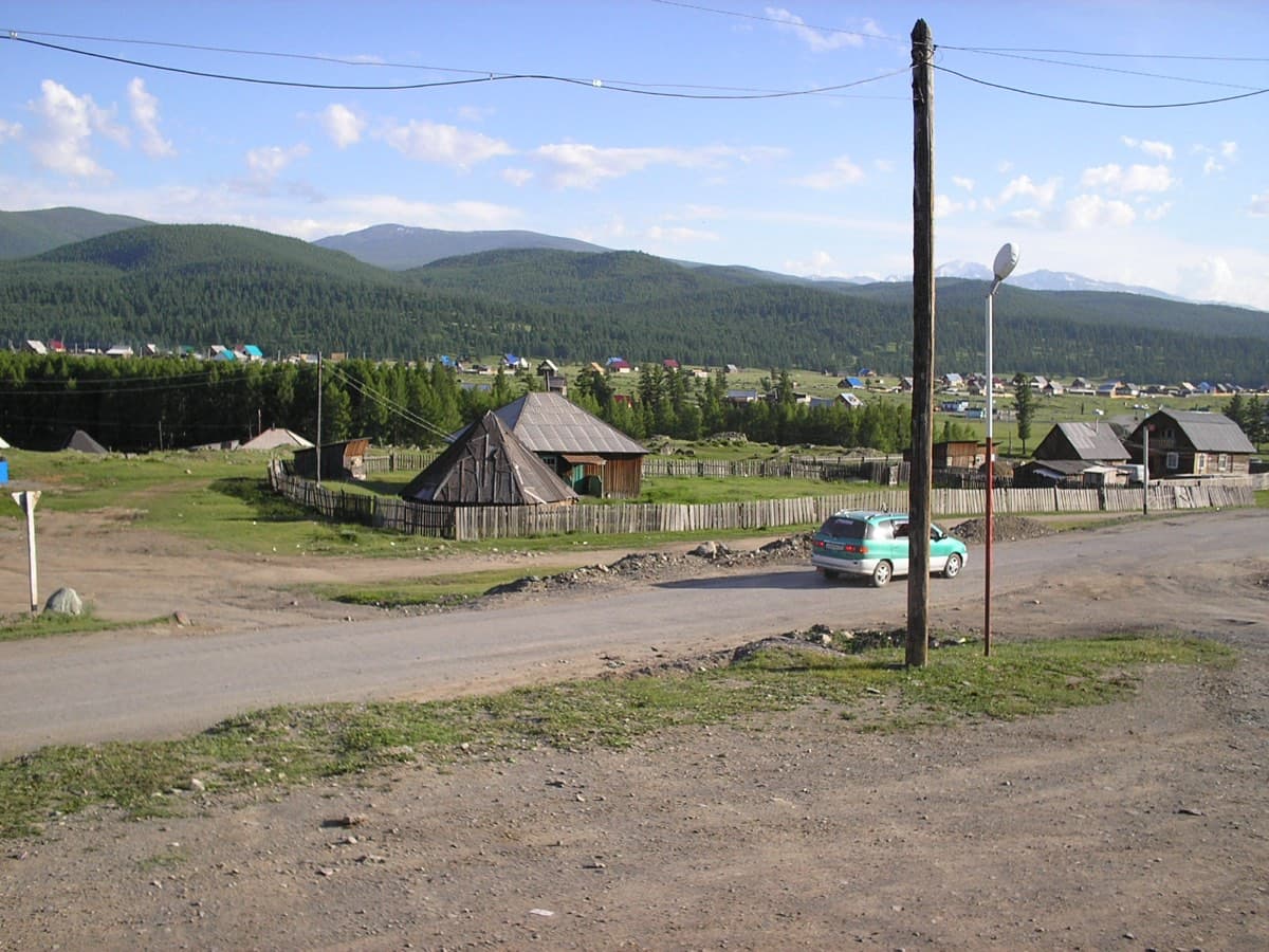 Село Улаган в долине реки Башкаус на высоте 1227 метров